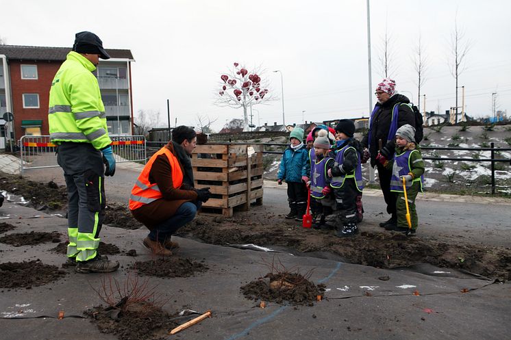 Plantering vid Furulund station