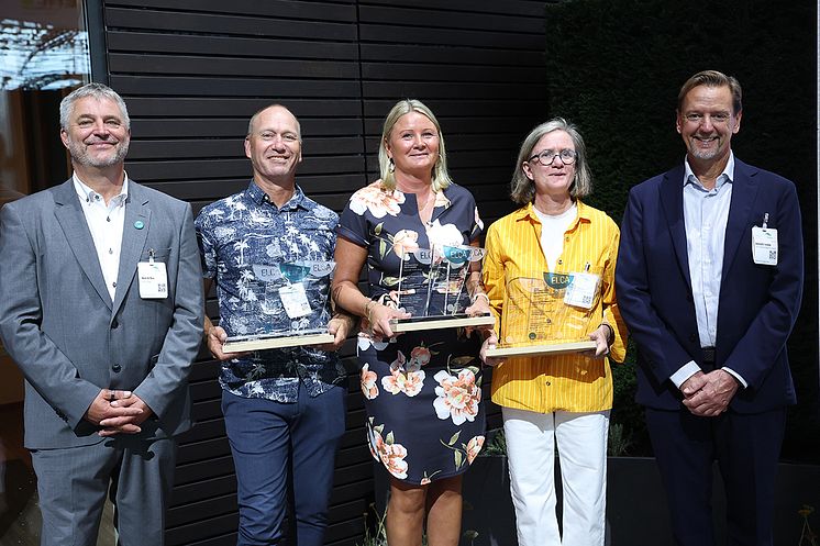 ELCAs ordförande Henrik Bos med vinnarteamet från Harpelinge Äldreboende (från vänster) Roger Larsson, Heidi Nilsson, Kerstin Teutsch - längst till hög