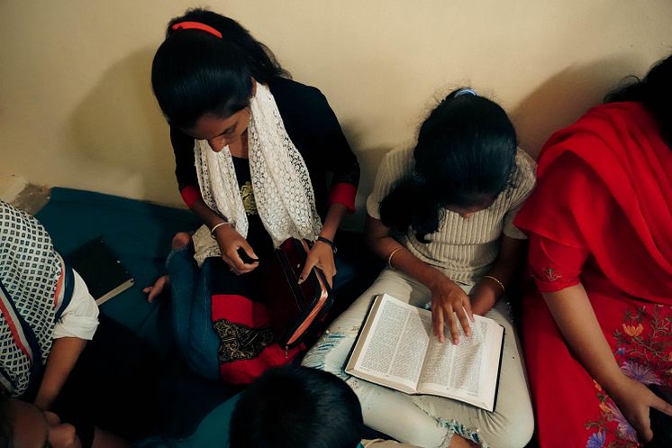 WWL2023_Indien_Church members reading bible