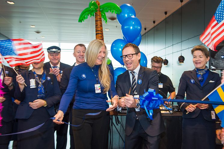 Lena Rökaas, vice flygplatschef, och Anders Wahlström, försäljningschef SAS Sverige, klipper band