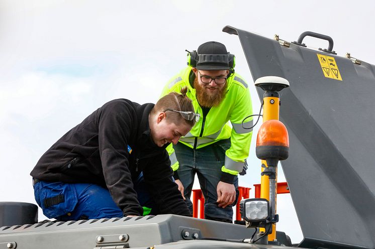 Servicetekniker Emma Furberg hos kunden