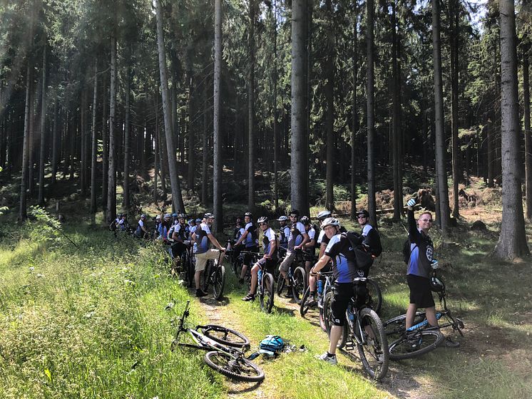 1.000 Kilometer, 20.000 Höhenmeter – so die Bilanz des MTB-ADVENTURE 2018. Bei bestem Kaiserwetter strampelten rund 30 Dach,- Holz,- und Klempnerexperten durch das Willinger Upland.