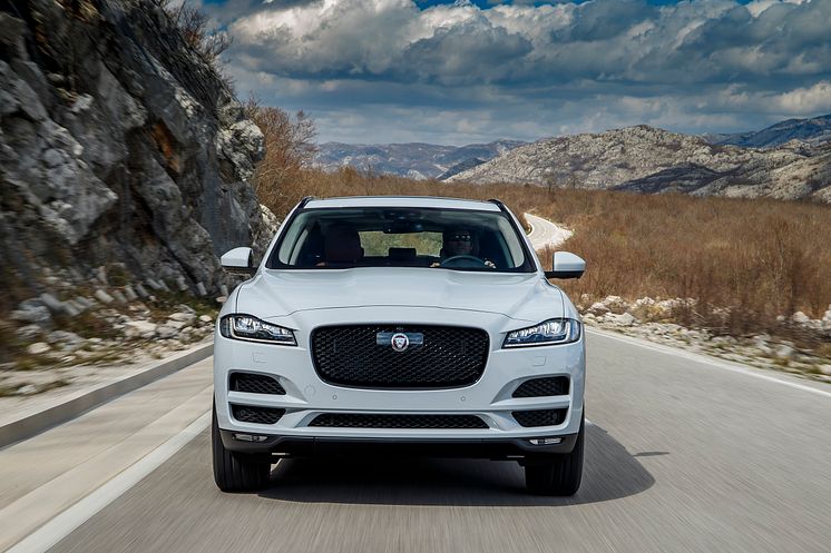 J_F-PACE_Drives_GlacierWhite