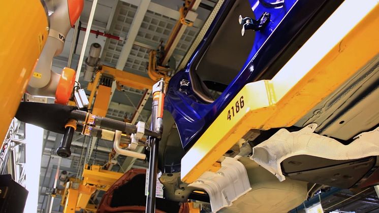 Robotokkal barátkoznak az autógyári munkások: a Ford által bevezetett Industry 4.0 automatizálási rendszerben ember és gép kéz a kézben dolgozik