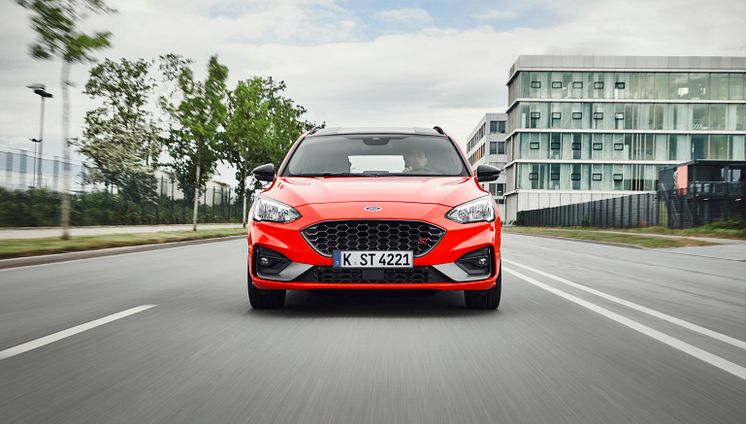 2019FordFocus_ST-Wagon_3