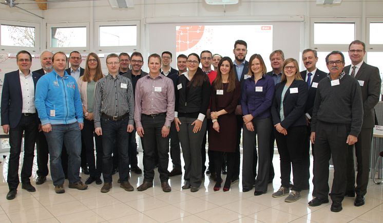Die Vertreter von elf bayerischen Unternehmen und Institutionen, der Bayernwerk Natur GmbH und E.ON Energie Deutschland starteten in Schwandorf einEnergieeffizienznetzwerk.
