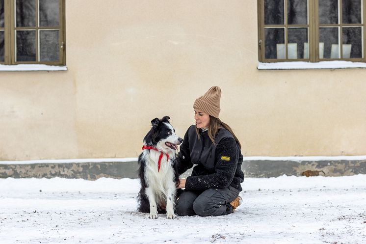 Årets Sociala tjänstehund 2023 Chip med sin ägare Louise Chatteli. Foto Jenny Jurneilus