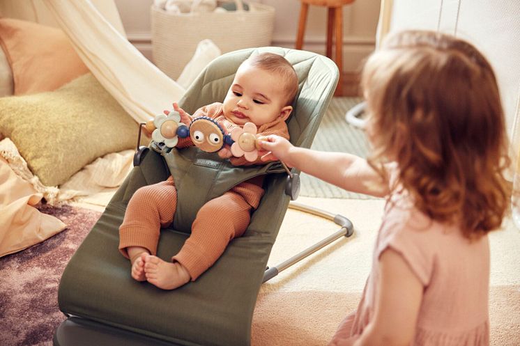006140-bouncer-bliss-dark-green-woven-petal-quilt-lifestyle-babybjorn-05-medium