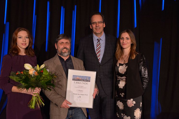 Das Theater der Jungen Welt erhielt den zweiten Platz in der Kategorie Unternehmen. Der geschäftsführende Dramaturg Jörn Kalbitz (2.v.l.) nimmt den Preis entgegen.  