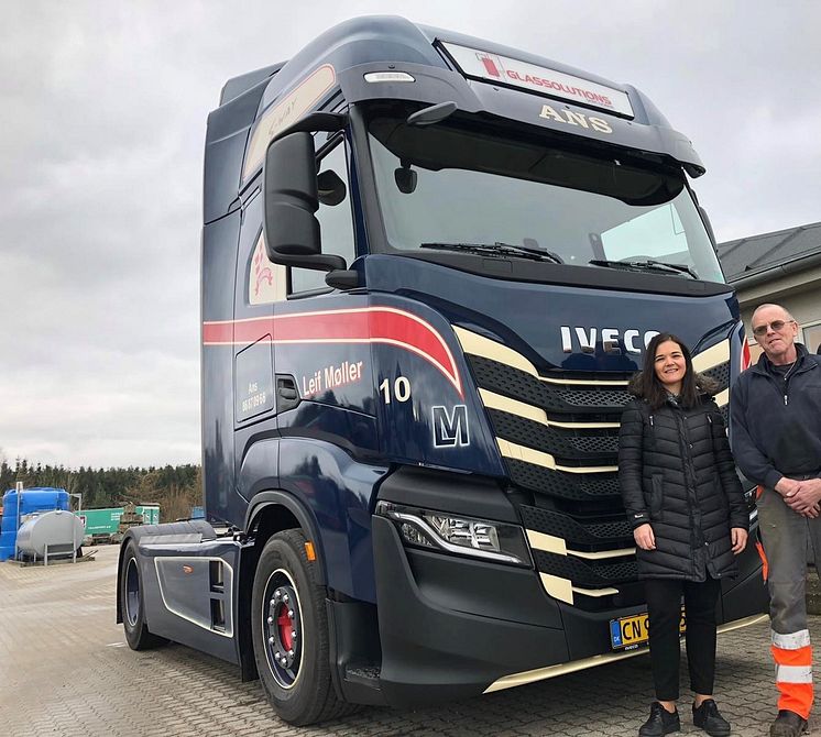 Bilde 1 – Maria Møller og Jens Christian med en av deres IVECO-biler