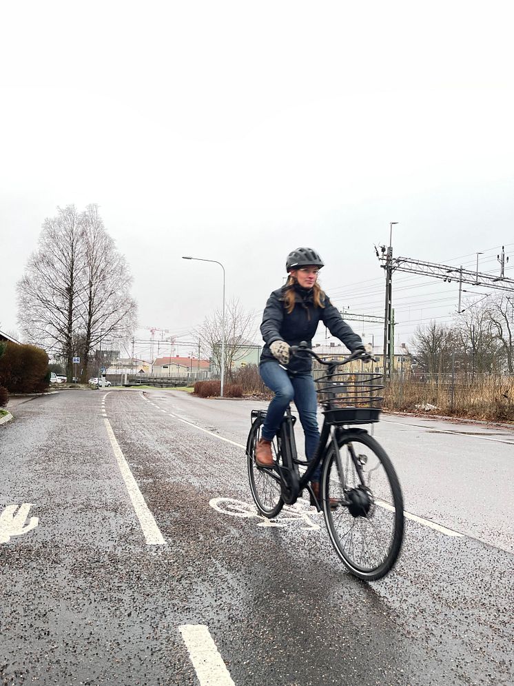 Elcyklist rullar vidare
