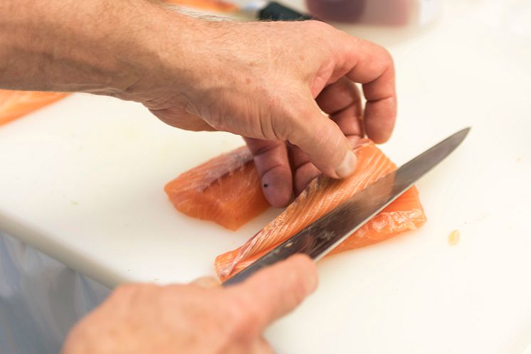 Das beste aus zwei Welten: perfekte Schnitttechnik in japanischer Sushi-Tradition und norwegischer Lachs.