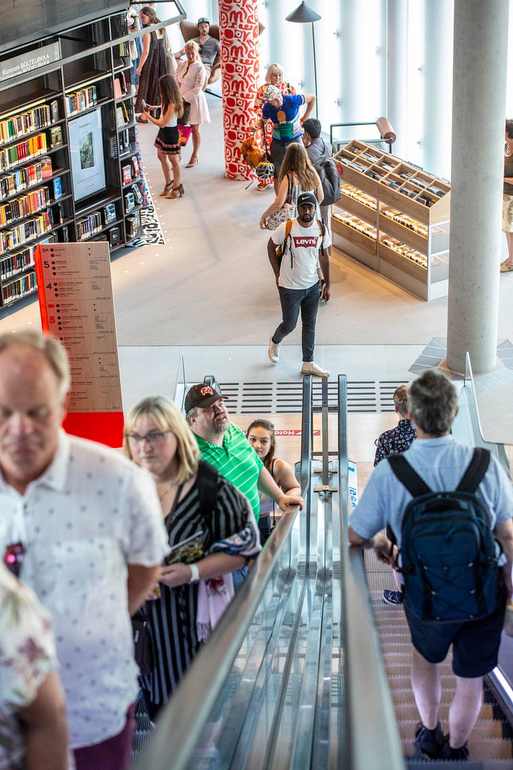 Rulletrapper tar deg raskt gjennom bygget.