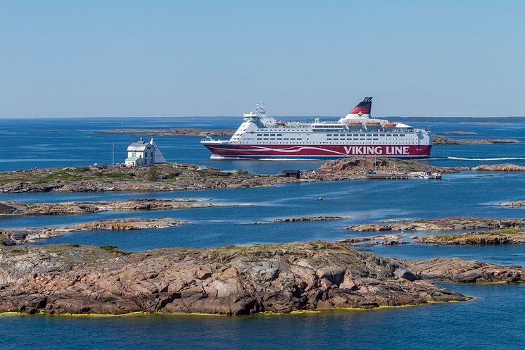 Amorella passerar Kobba Klintar, Åland