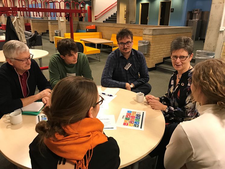 Verdensmålsudvalget møder elever fra Støvring gymnasium