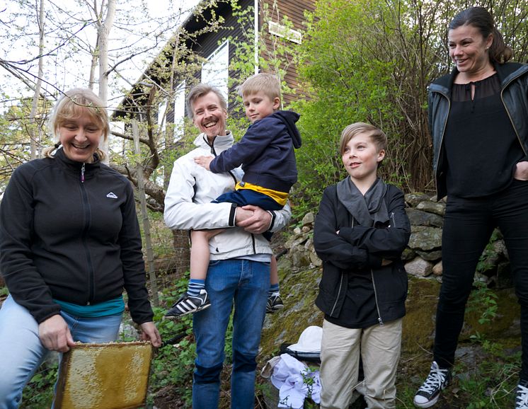 Familjen Svensson får sina bin av Lotta Fabricius Kristiansen