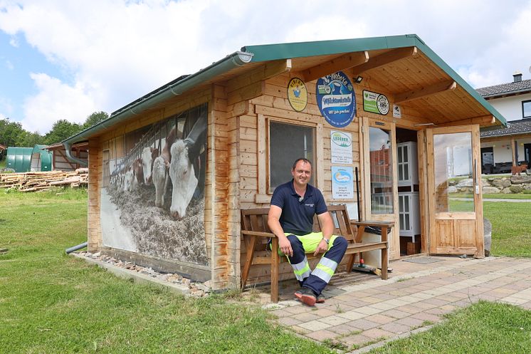 Pause an Weber’s Milchtankstelle in Hohenau. (Foto: Petula Hermansky | Bayernwerk Netz GmbH)