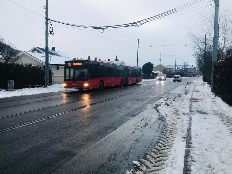 Buss kjører i Grefsenveien i retning Kjelsås.