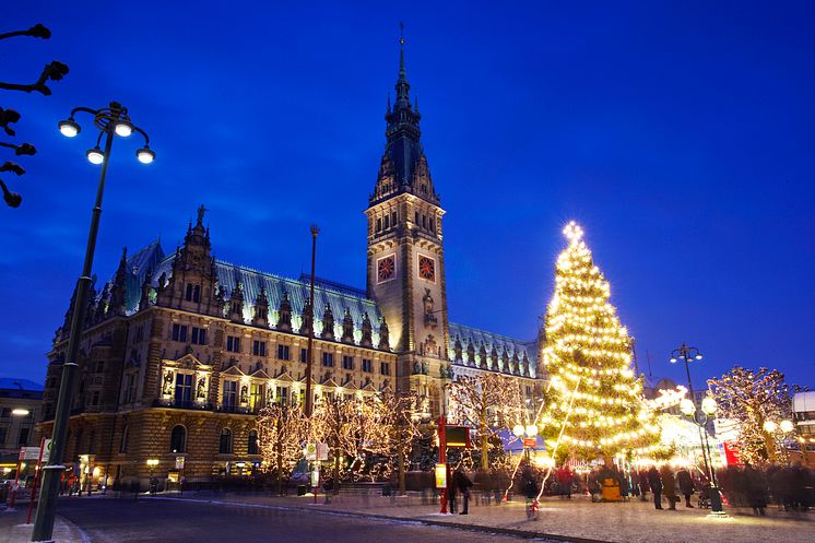 DEST_GERMANY_MUNICH_RATHAUS_MARIENPLATZ_CHRISTMAS_MARKET_GettyImages-96452473_Universal_Within usage period_89696