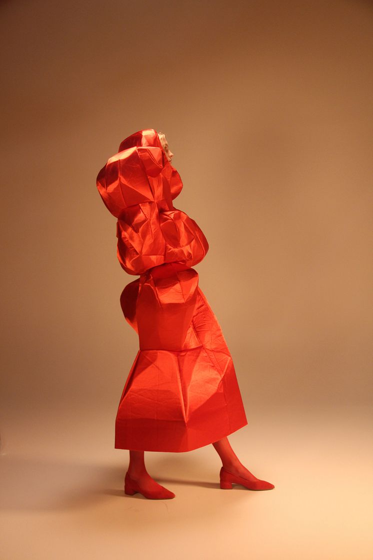Amina Saada, The Red Bride, 2020 Foto: Julia Montin, 2020. Styling: Amina Saada and Julia Montin