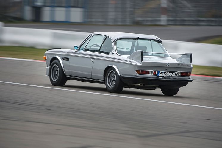 Den kallades ”Batmobile” i folkmun och på 70-talet var den sylvass på racerbanorna Se en mycket ovanlig BMW 3,0 CSL på Custom Motor Show!