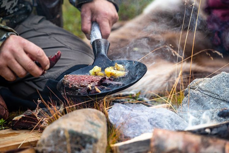 Renbiten_OutdoorCooking_fotoTobbeNilsson_VisitDalarna