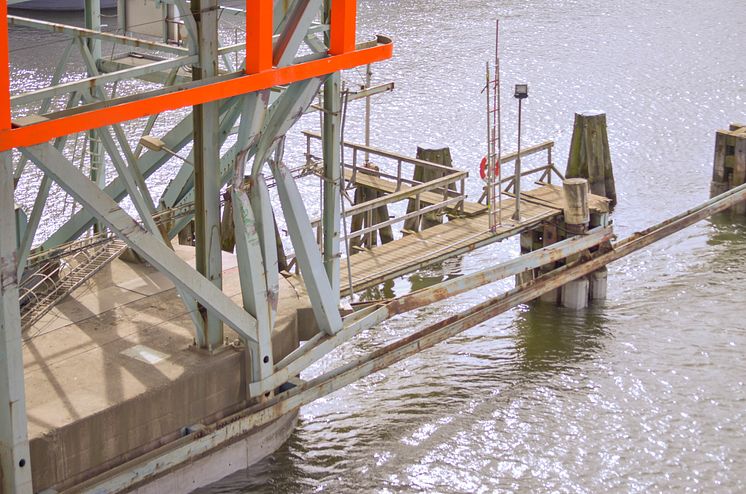 Skadat påseglingsskydd under Götaälvbron efter påsegling 20180406