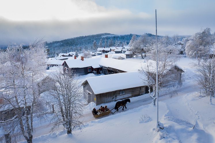 FryksasChalet_HorseSleighRide_photoJuliusAspman_VisitDalarna