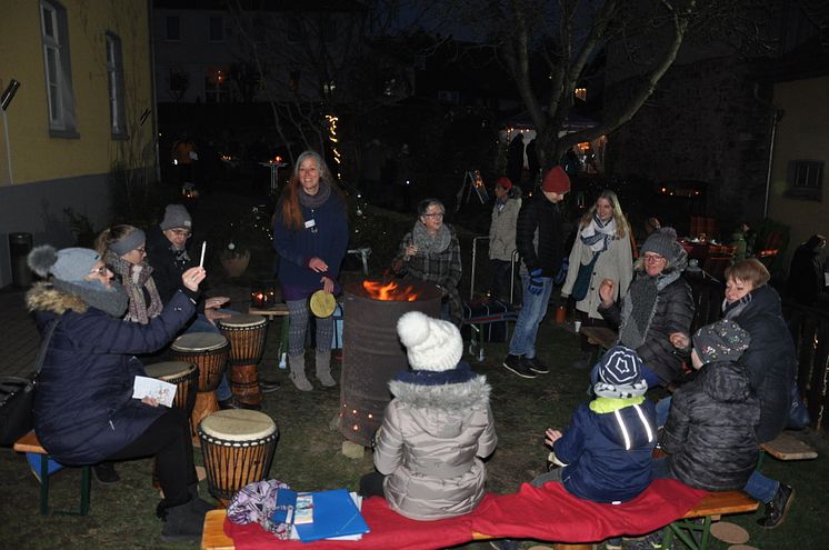 Wie im Vorjahr können Besucher der Veranstaltung „Advent in den Höfen“ im Innenhof der Hephata-Sozialpsychiatrie in Fritzlar unter anderem bei Trommelklängen zuhören und mitmachen.