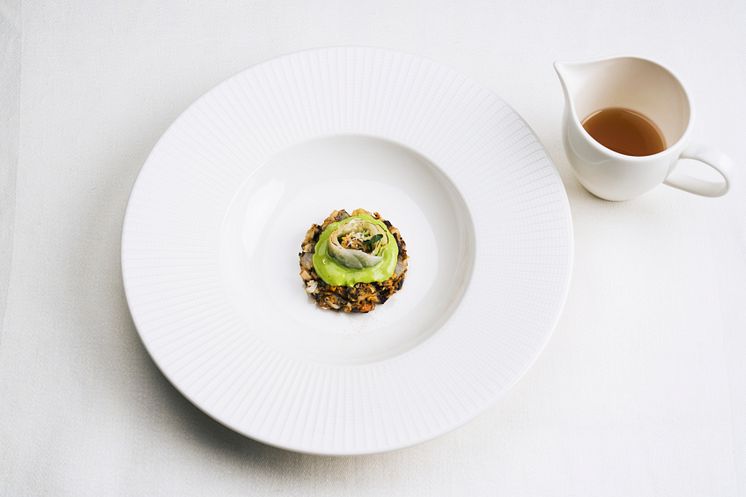 Moment1_Michael Andersson_Grillad tartar på gös och blåmussla. Picklad kålrabbi och äpple. Buljong på shiitake och libbsticka med en sabyone_FotoMagnus_Skoglö.jpg