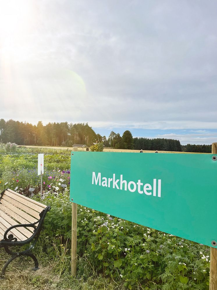 Markhotellet m skylt stående