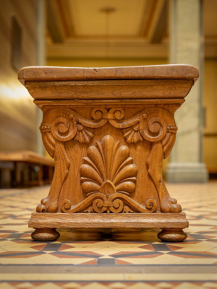 Bench in the stair hall with classical motifs