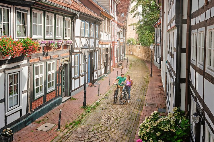 Hameln_Paar_mit_Fahrrädern_in_der_Altstadt,_Weserradweg_