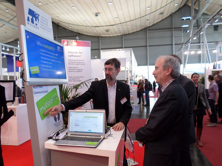 Brandenburgs Wissenschaftsstaatssekretär Martin Gorholt auf dem CeBIT-Sand der Technischen Hochschule Wildau