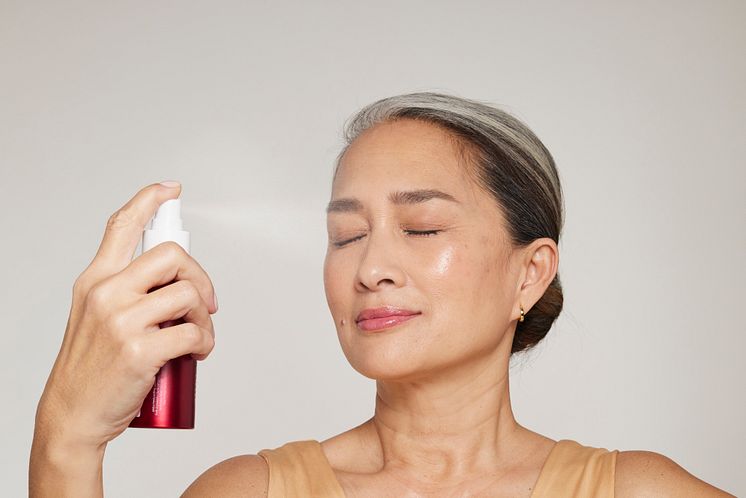 Jane Iredale Hydration Spray Pommisst - modellbild