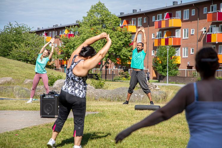 Balkongträning i Bergsjön armar uppåt sträck