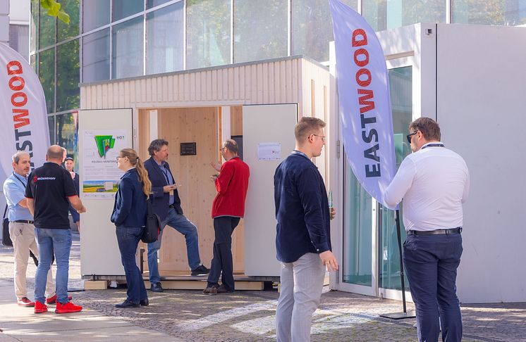 Spannende Einblicke und intensiver Austausch: Bei der EASTWOOD diskutieren Expert:innen aus Holzbauforschung, -planung und -ausführung über aktuelle Entwicklungen, Technologien und Perspektiven im digitalen Holzbau.