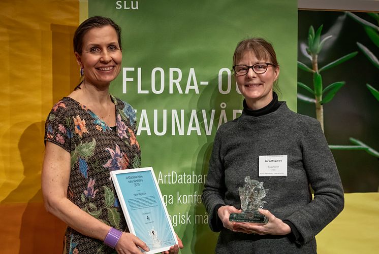 ArtDatabankens naturvårdspris 2019. Karin (t.h.) och Lena.