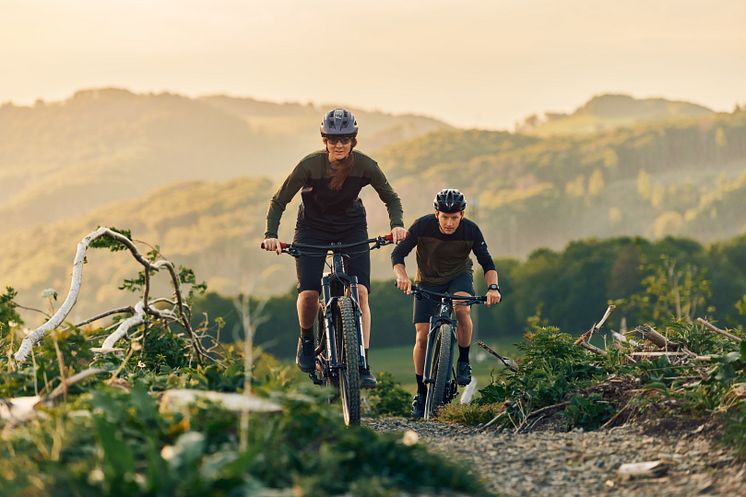 Nordrhein-Westfalen_Mountainbiker_fahren_auf_Mountainbike_Strecke.jpg