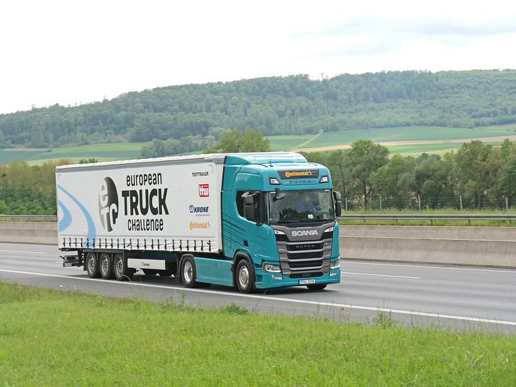 Der Vergleichstest fand Ende Mai auf der ETC-Teststrecke auf der Bundesautobahn A7 südlich von Hannover statt. Die ETC-Trailerplanen sorgten dabei für ein einheitliches Gesamtbild der Testauflieger.