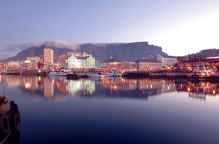 SAfrica_VandA Waterfront Pierhead  Table Mountain (002)