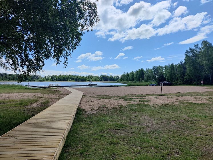 Spång från parkering till vattnet