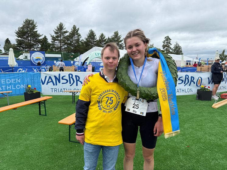 Ella Olsson, segrare i damklassen i Vansbro Triathlon Medeldistans. Här med Victor Olsson, funktionär.