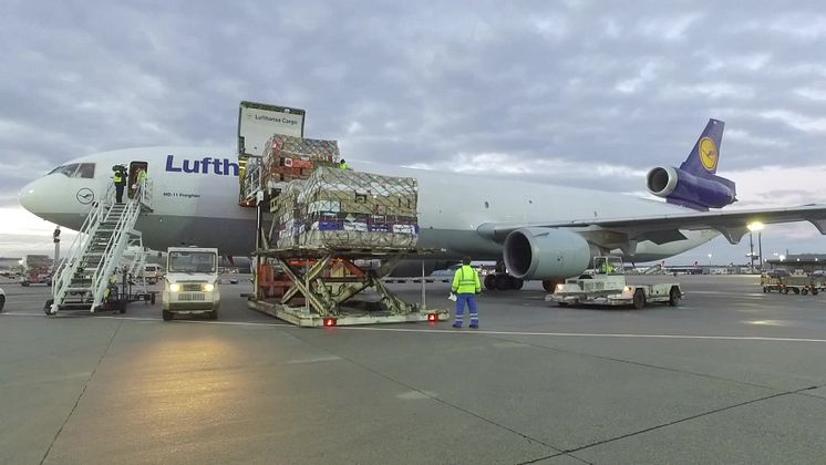 Lufthansa Cargo - Unloading Valentine's Day flowers