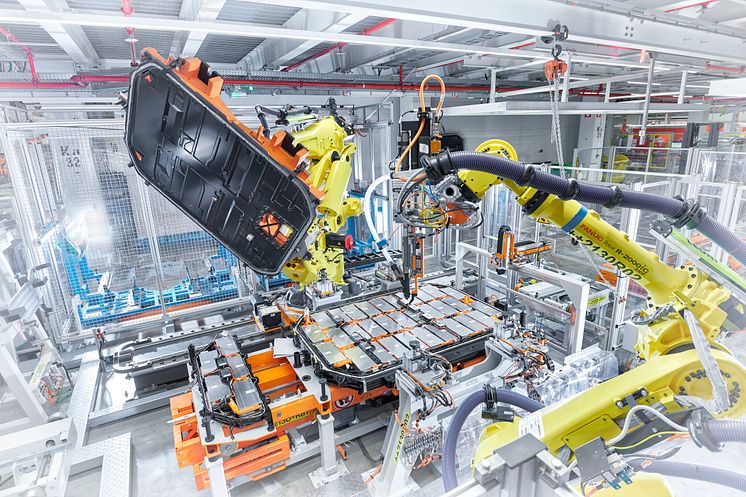 Audi Bruxelles (elbilsfabrik) - battericover monteres på de sammenkoblede cellemoduler