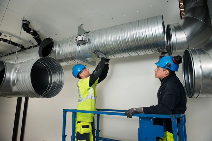 Unga ventilationsmontörer i arbete.jpg