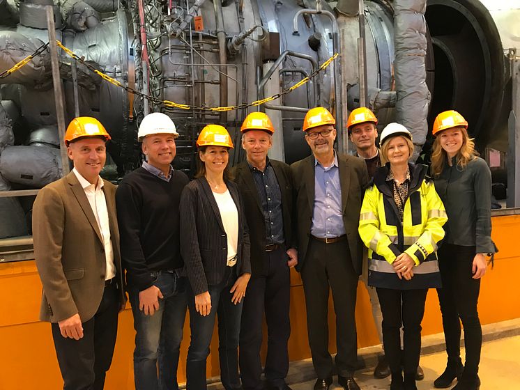 Representanter från Siemens och Göteborg Energi framför testturbinen i Rya Kraftvärmeverk.