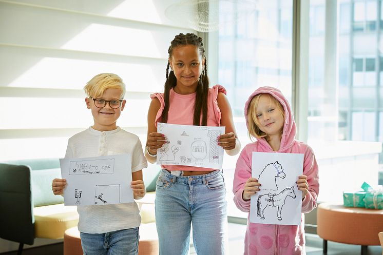 Melker, Elsa och Elias med teckningar fotograf Magnus Ragnvid