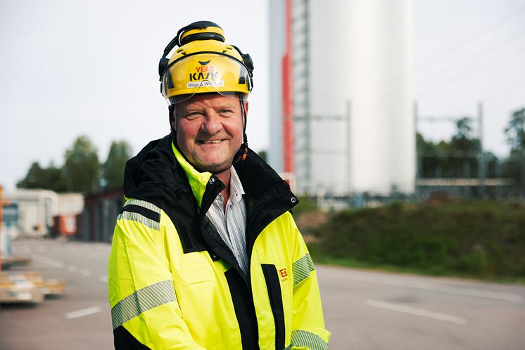 Affärsområdeschef Kraft och värme, Magnus Windblixt, framför Sandviksverket