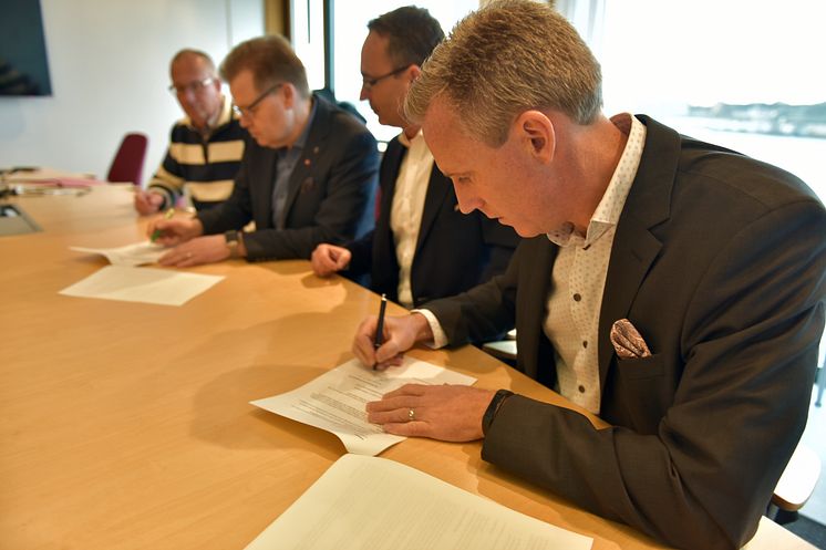 Andreas Meyer, VD på Skåneporten AB, undertecknar markanvisningsavtal med Karlshamns kommun